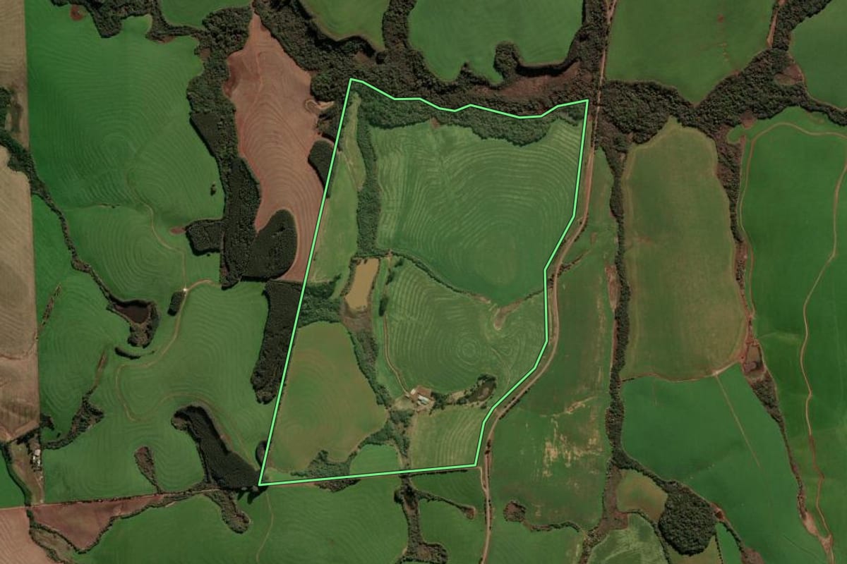 Imagem de satélite do imóvel rural em Passo Fundo (RS), com o contorno declarado no CAR desenhado por cima.