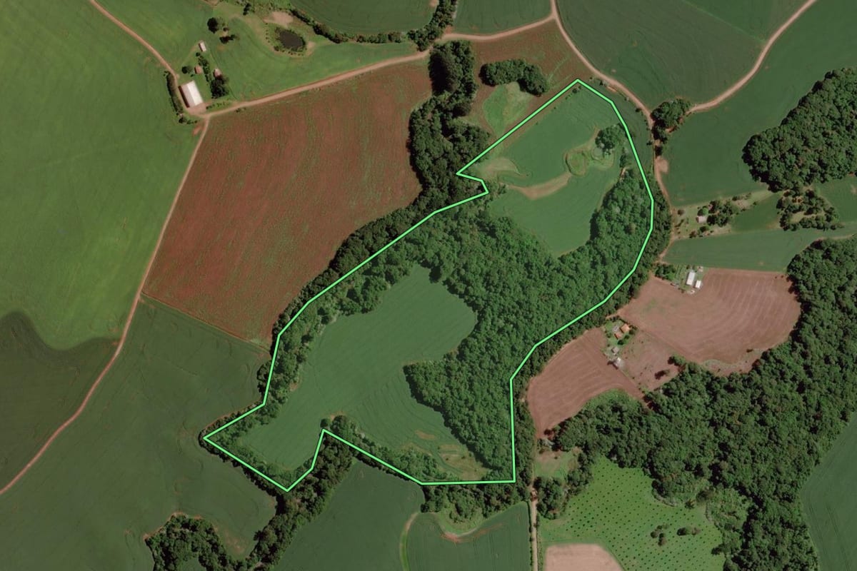 Imagem de satélite do imóvel rural em Passo Fundo (RS), com o contorno declarado no CAR desenhado por cima.