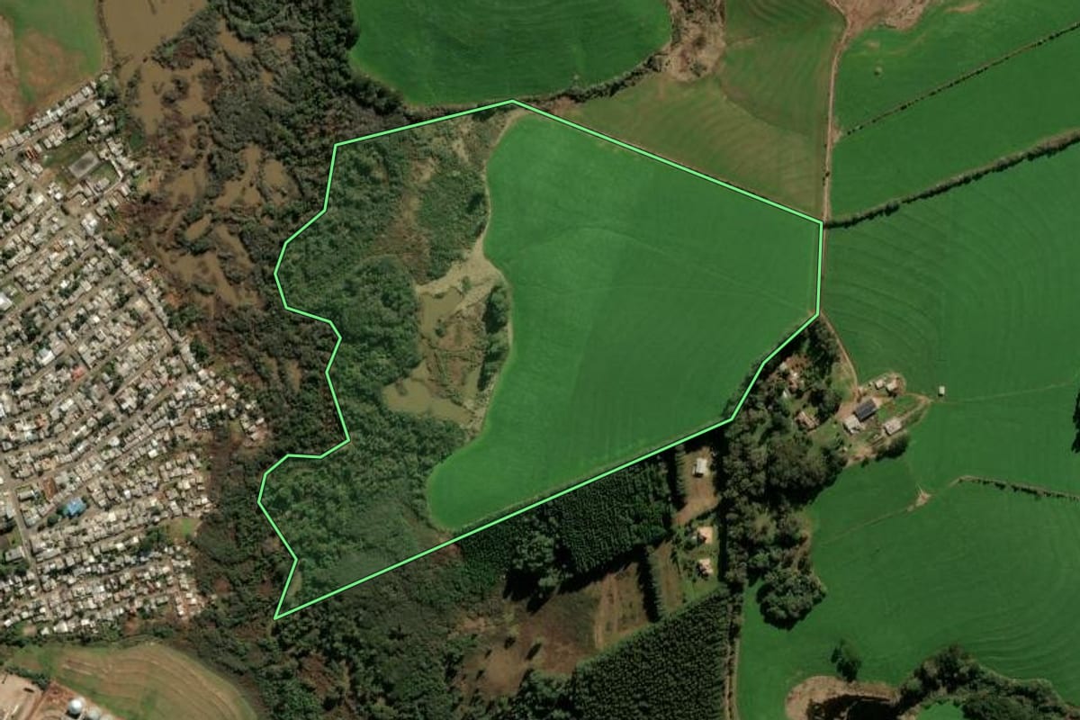 Imagem de satélite do imóvel rural em Passo Fundo (RS), com o contorno declarado no CAR desenhado por cima.