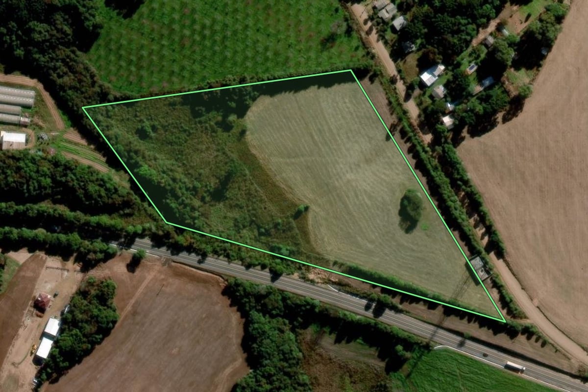Imagem de satélite do imóvel rural em Passo Fundo (RS), com o contorno declarado no CAR desenhado por cima.