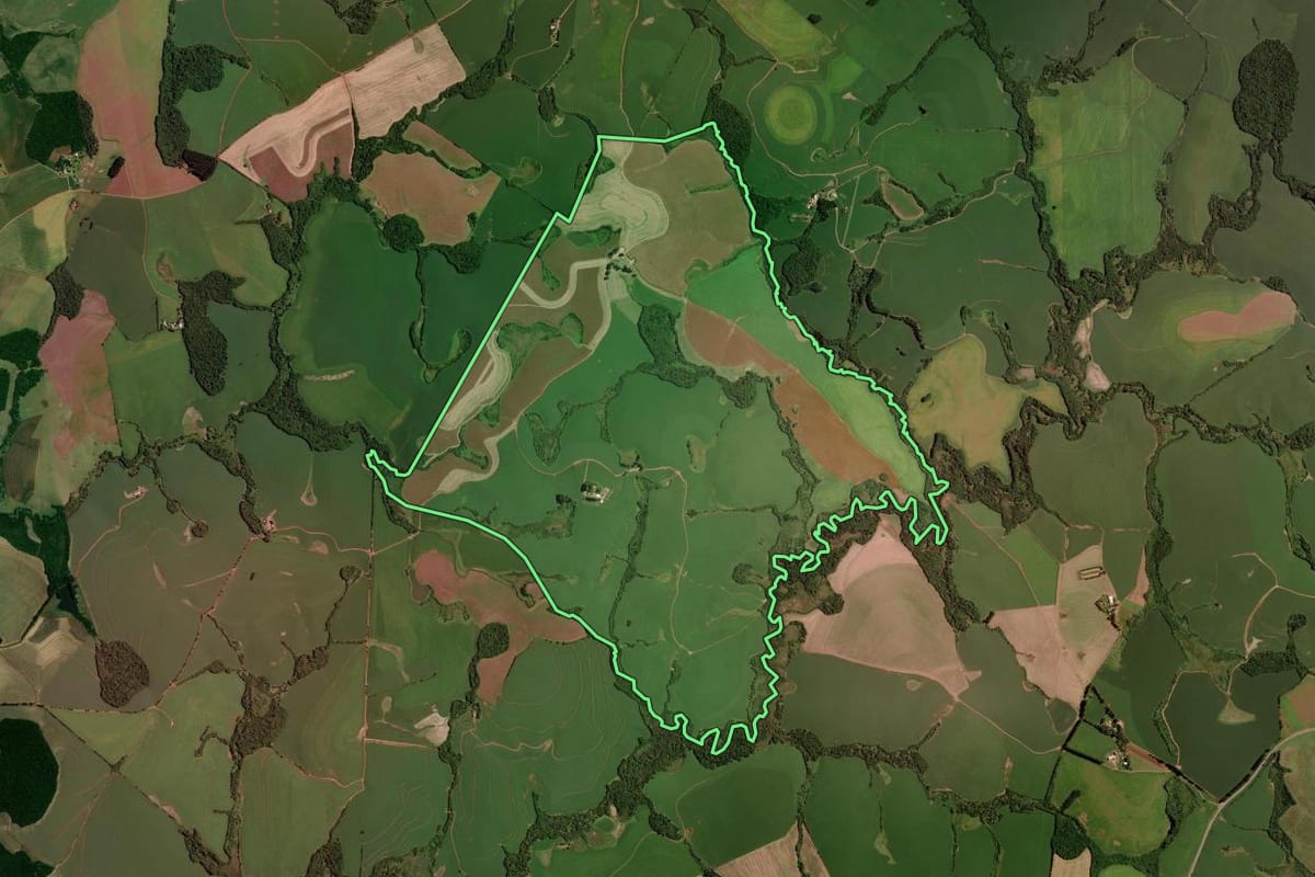 Imagem de satélite do imóvel rural em Passo Fundo (RS), com o contorno declarado no CAR desenhado por cima.