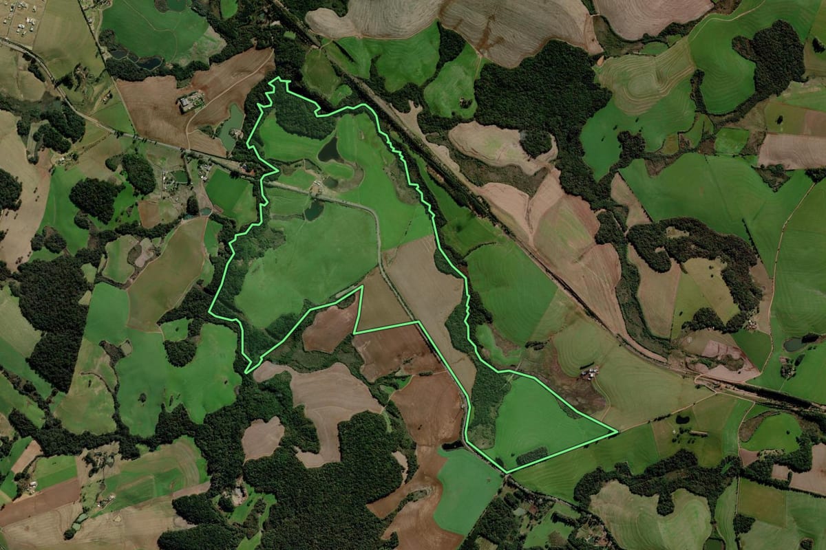 Imagem de satélite do imóvel rural em Passo Fundo (RS), com o contorno declarado no CAR desenhado por cima.