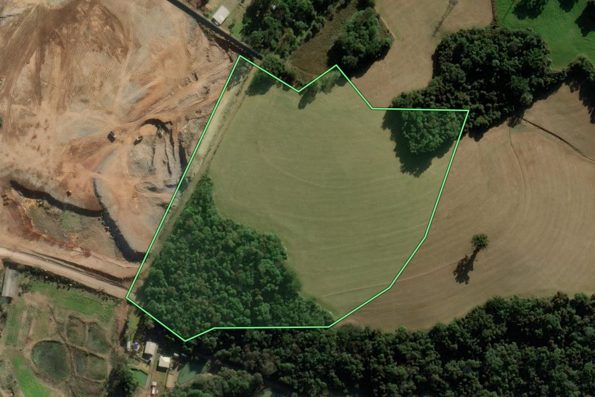 Imagem de satélite do imóvel rural em Passo Fundo (RS), com o contorno declarado no CAR desenhado por cima.