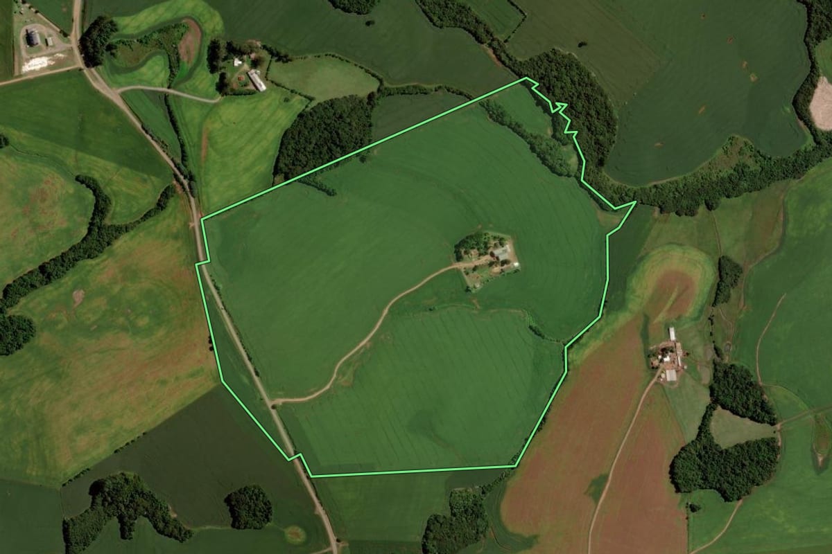 Imagem de satélite do imóvel rural em Passo Fundo (RS), com o contorno declarado no CAR desenhado por cima.