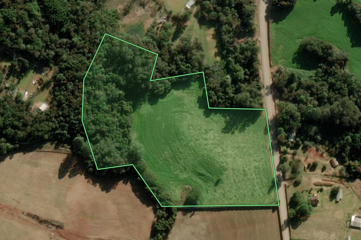 Imagem de satélite do imóvel rural em Passo Fundo (RS), com o contorno declarado no CAR desenhado por cima.