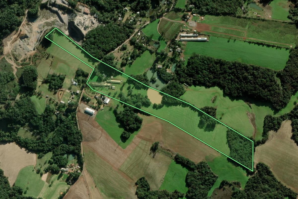 Imagem de satélite do imóvel rural em Passo Fundo (RS), com o contorno declarado no CAR desenhado por cima.