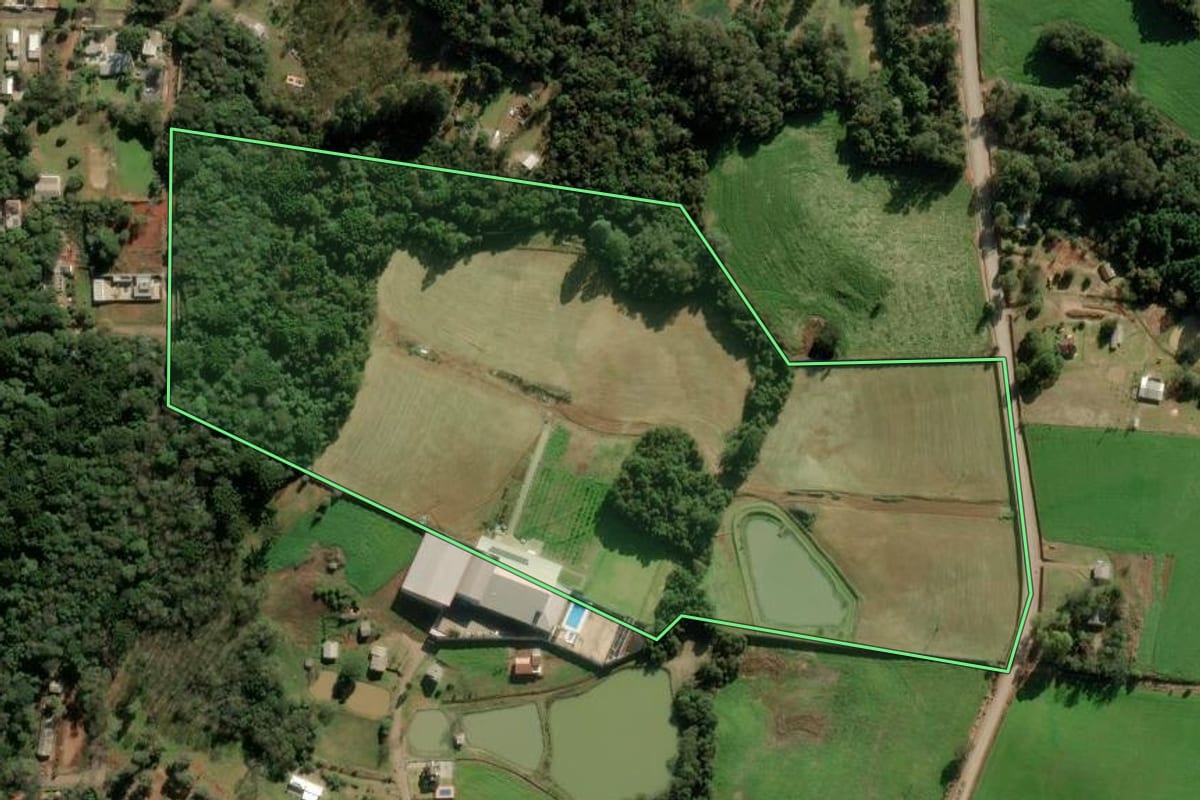 Imagem de satélite do imóvel rural em Passo Fundo (RS), com o contorno declarado no CAR desenhado por cima.