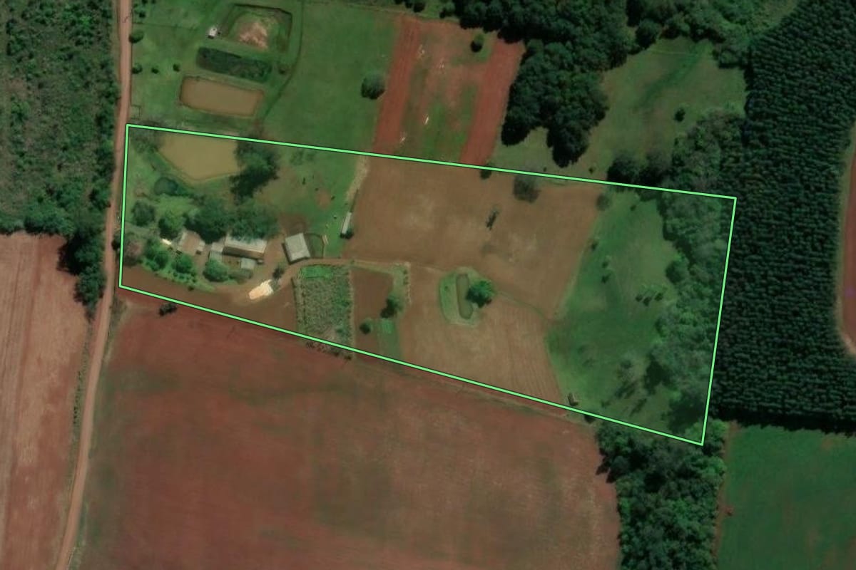 Imagem de satélite do imóvel rural em Paverama (RS), com o contorno declarado no CAR desenhado por cima.