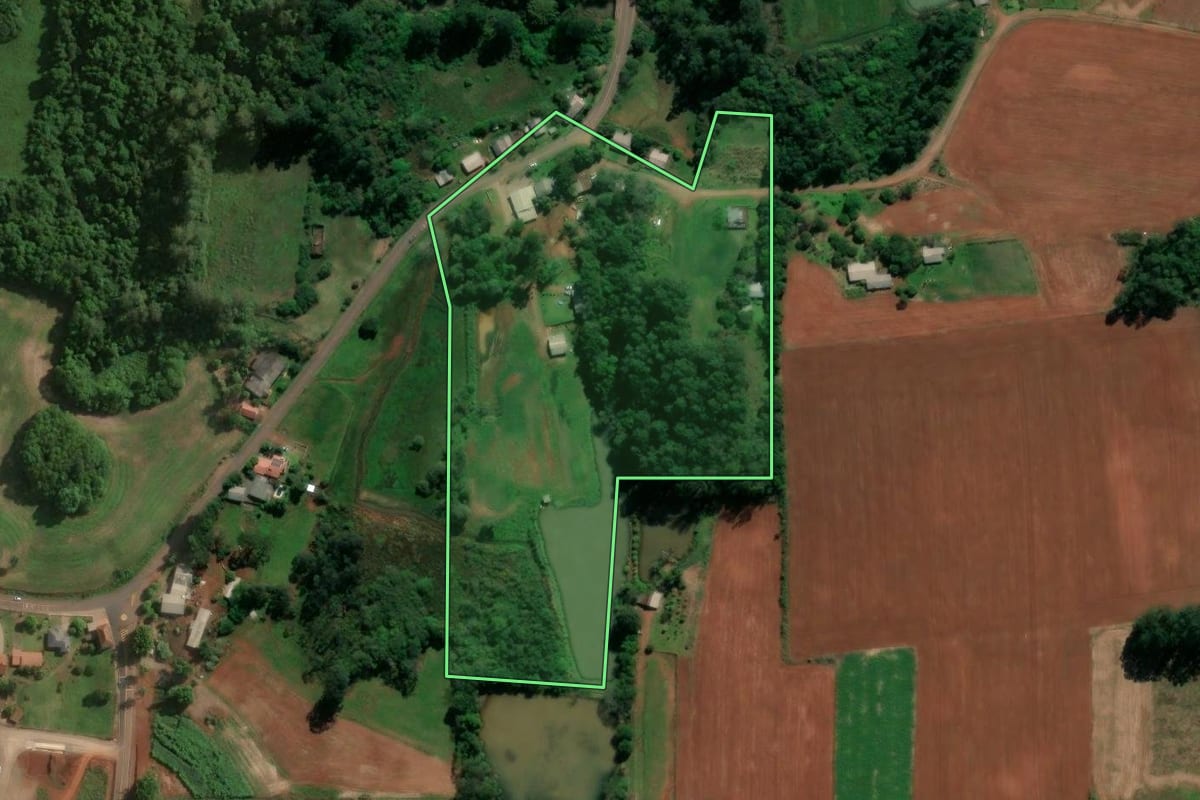 Imagem de satélite do imóvel rural em Paverama (RS), com o contorno declarado no CAR desenhado por cima.
