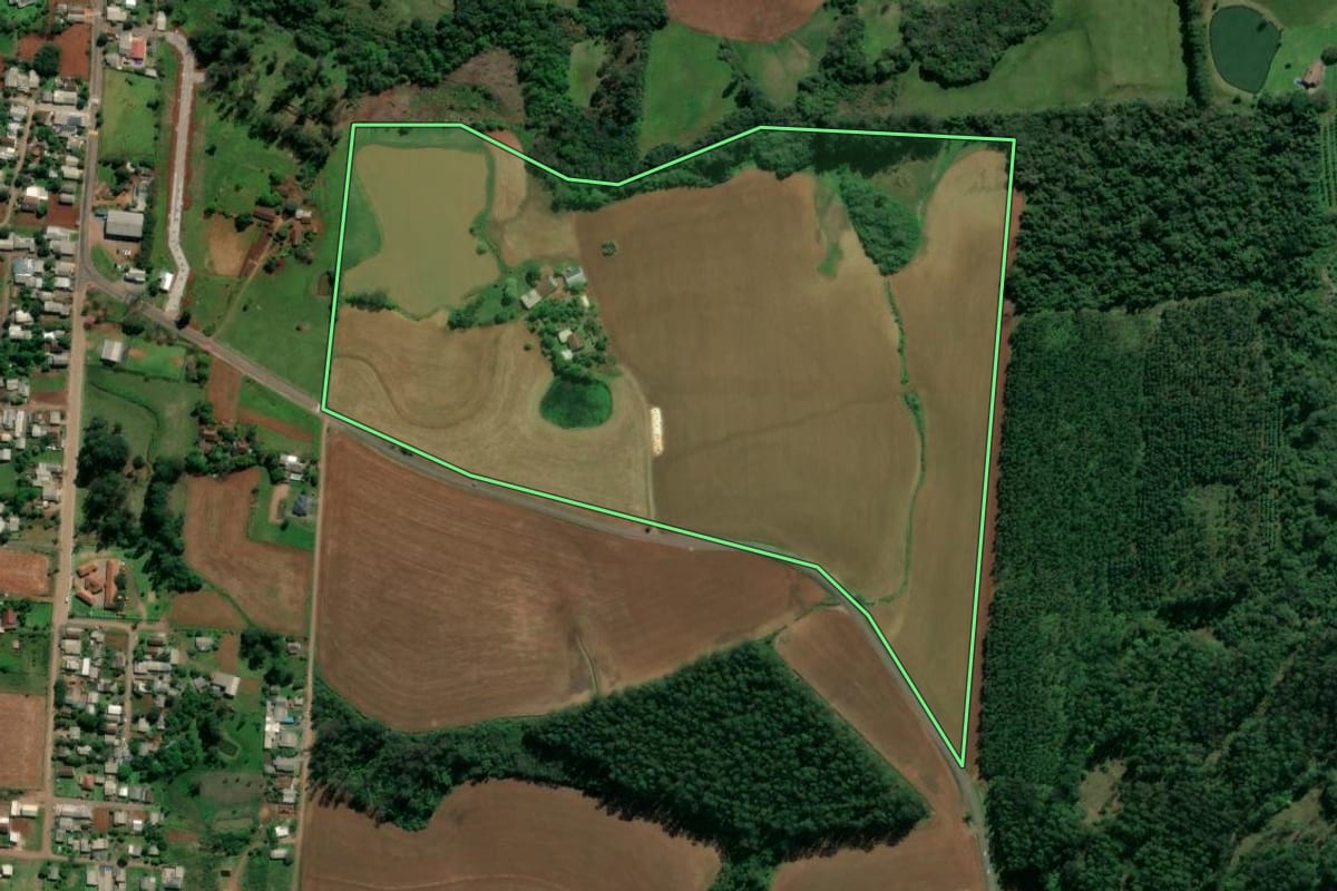 Imagem de satélite do imóvel rural em Paverama (RS), com o contorno declarado no CAR desenhado por cima.