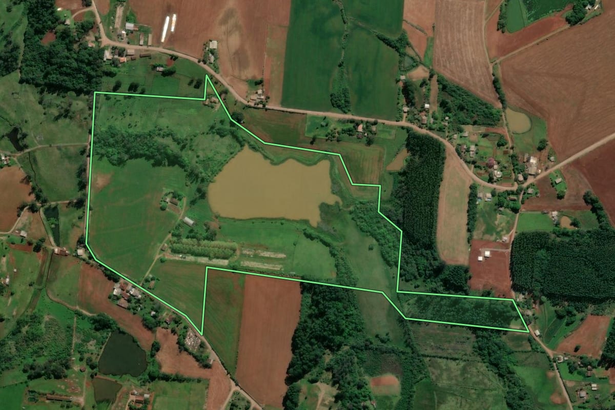 Imagem de satélite do imóvel rural em Paverama (RS), com o contorno declarado no CAR desenhado por cima.