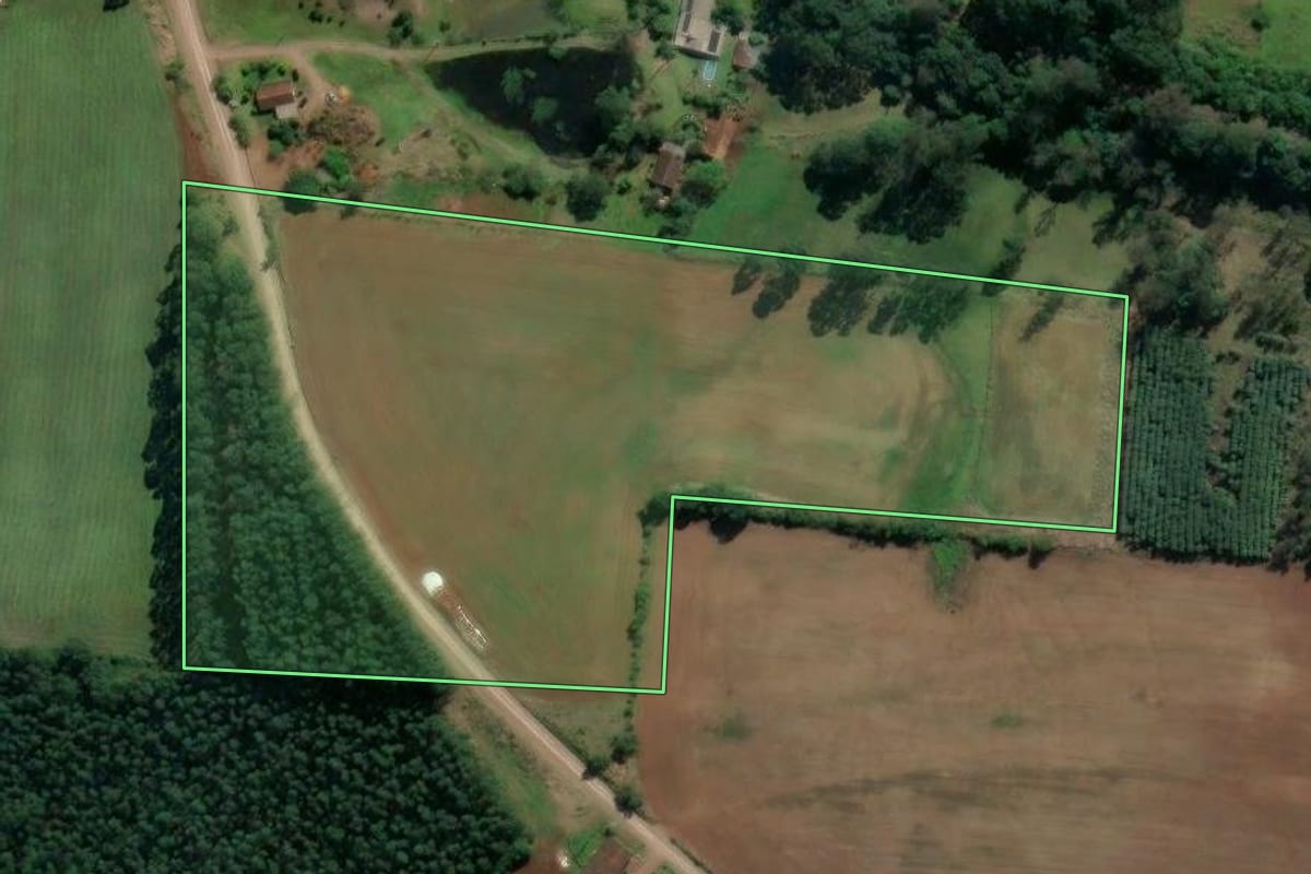 Imagem de satélite do imóvel rural em Paverama (RS), com o contorno declarado no CAR desenhado por cima.