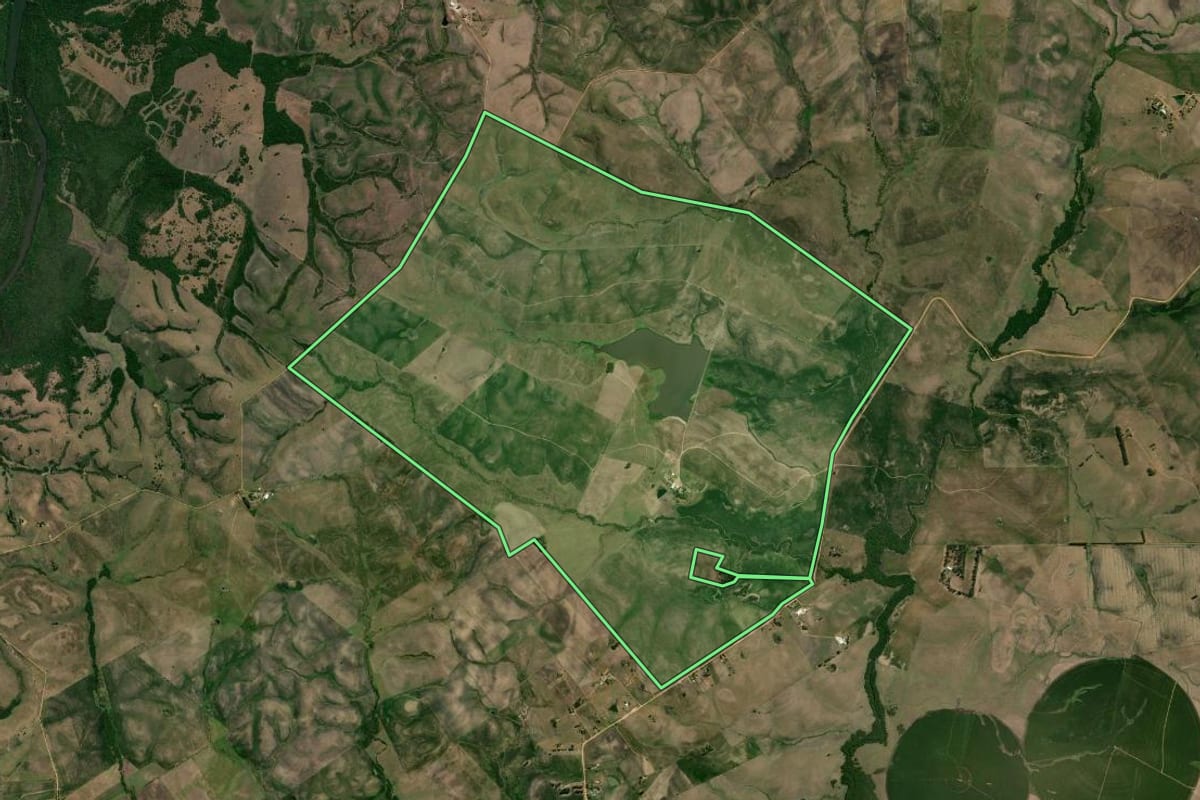 Imagem de satélite do imóvel rural em Pedras Altas (RS), com o contorno declarado no CAR desenhado por cima.