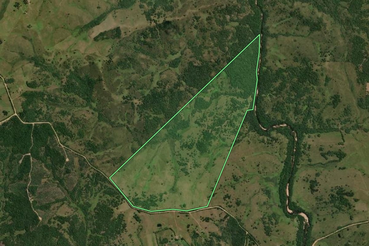 Imagem de satélite do imóvel rural em Pedras Altas (RS), com o contorno declarado no CAR desenhado por cima.