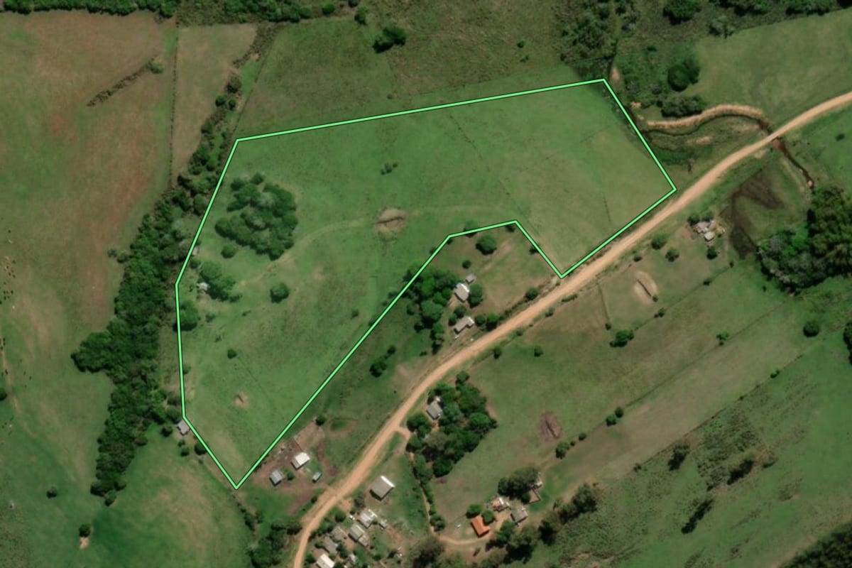 Imagem de satélite do imóvel rural em Pedras Altas (RS), com o contorno declarado no CAR desenhado por cima.