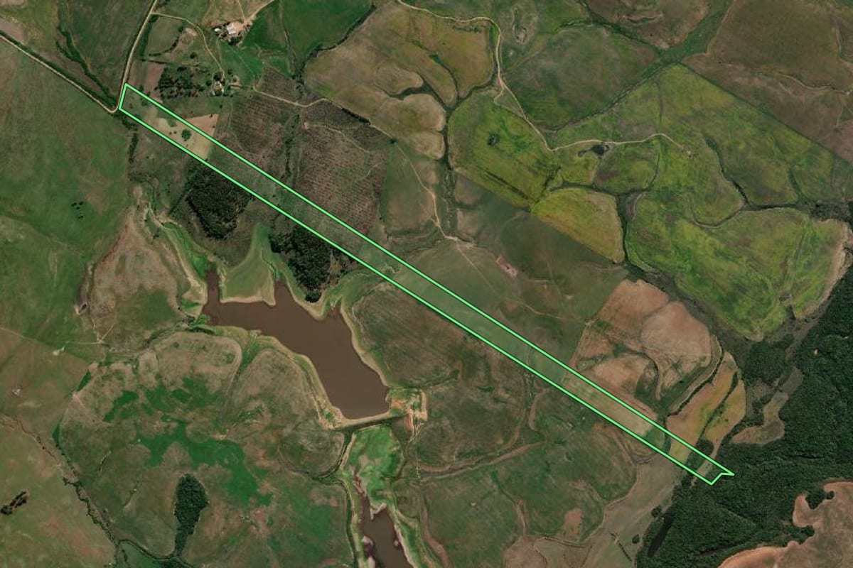 Imagem de satélite do imóvel rural em Pedras Altas (RS), com o contorno declarado no CAR desenhado por cima.
