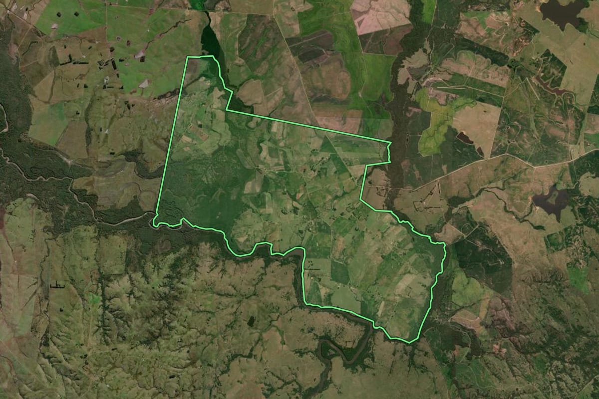 Imagem de satélite do imóvel rural em Pedras Altas (RS), com o contorno declarado no CAR desenhado por cima.
