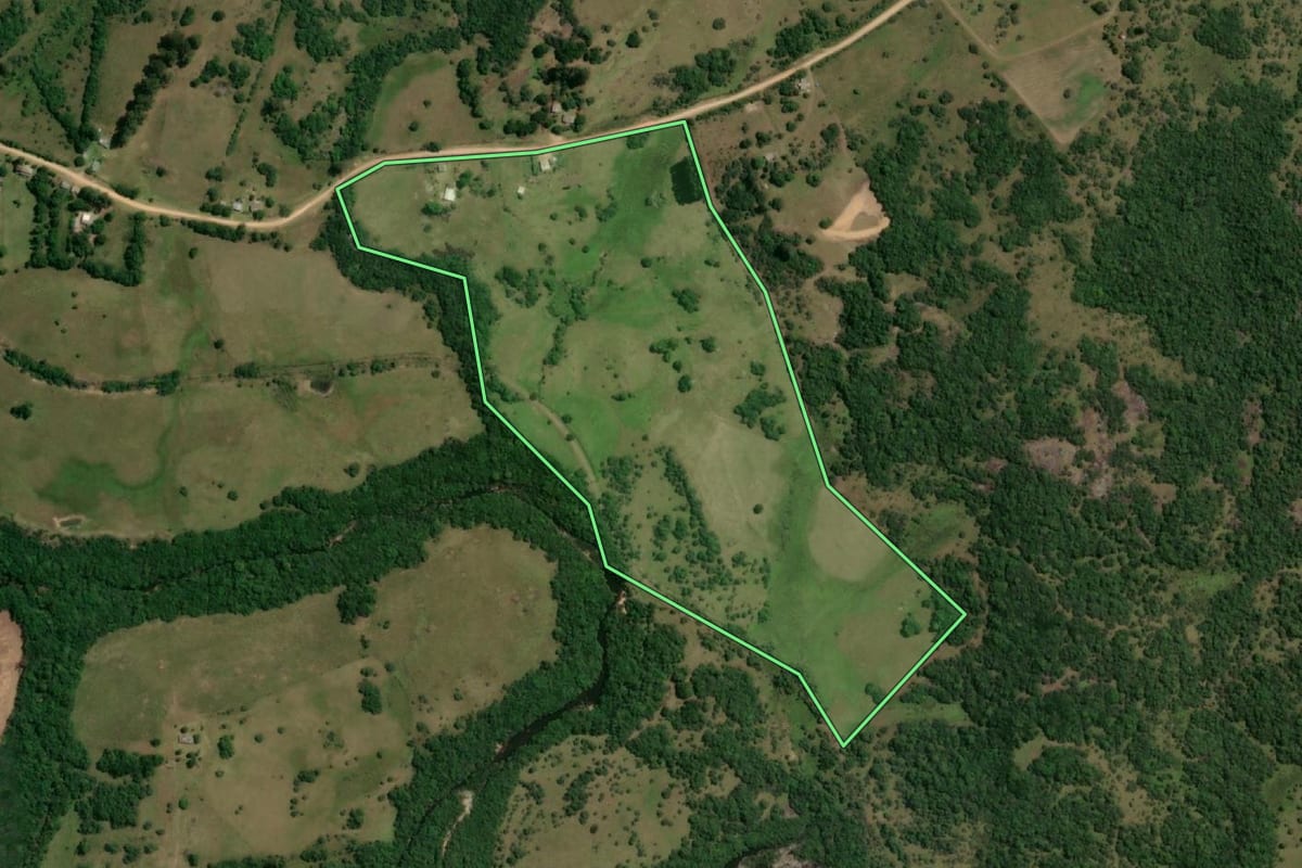 Imagem de satélite do imóvel rural em Pedras Altas (RS), com o contorno declarado no CAR desenhado por cima.