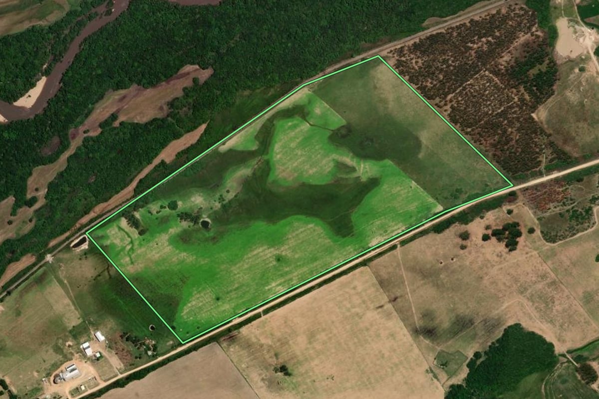 Imagem de satélite do imóvel rural em Pedro Osório (RS), com o contorno declarado no CAR desenhado por cima.