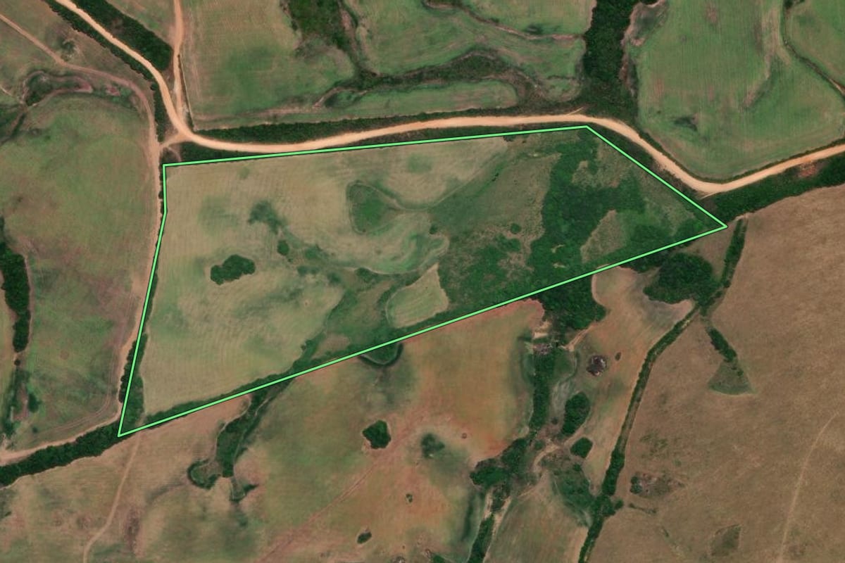 Imagem de satélite do imóvel rural em Pedro Osório (RS), com o contorno declarado no CAR desenhado por cima.