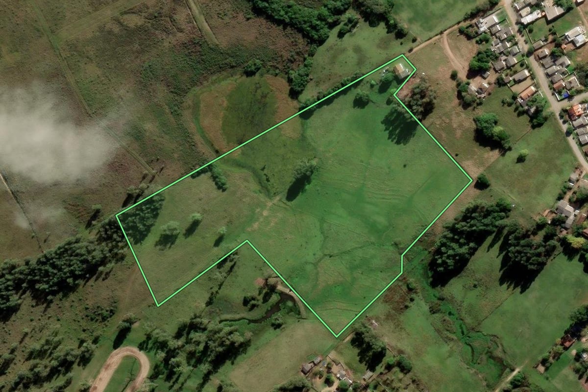 Imagem de satélite do imóvel rural em Pedro Osório (RS), com o contorno declarado no CAR desenhado por cima.