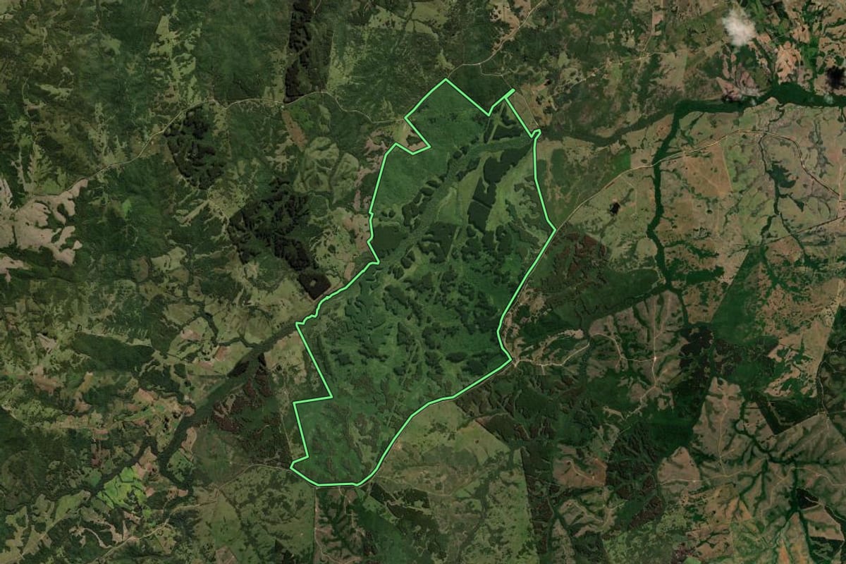 Imagem de satélite do imóvel rural em Pedro Osório (RS), com o contorno declarado no CAR desenhado por cima.