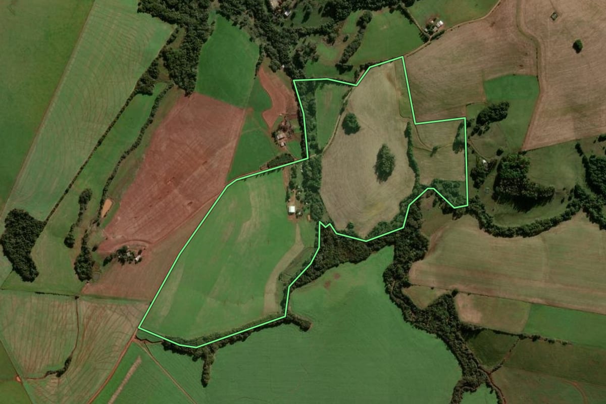 Imagem de satélite do imóvel rural em Pejuçara (RS), com o contorno declarado no CAR desenhado por cima.