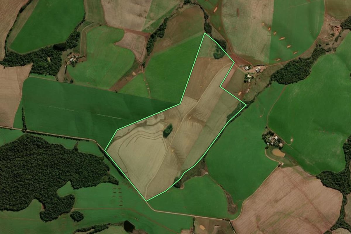 Imagem de satélite do imóvel rural em Pejuçara (RS), com o contorno declarado no CAR desenhado por cima.