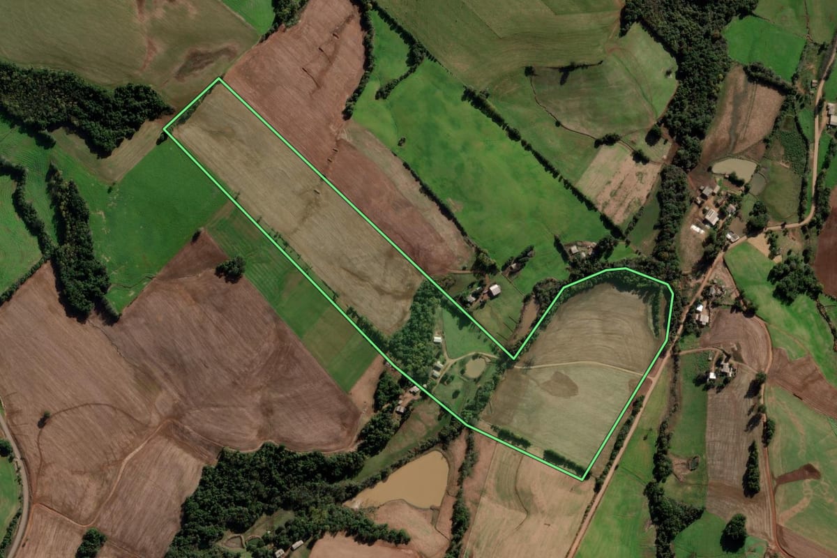 Imagem de satélite do imóvel rural em Pejuçara (RS), com o contorno declarado no CAR desenhado por cima.