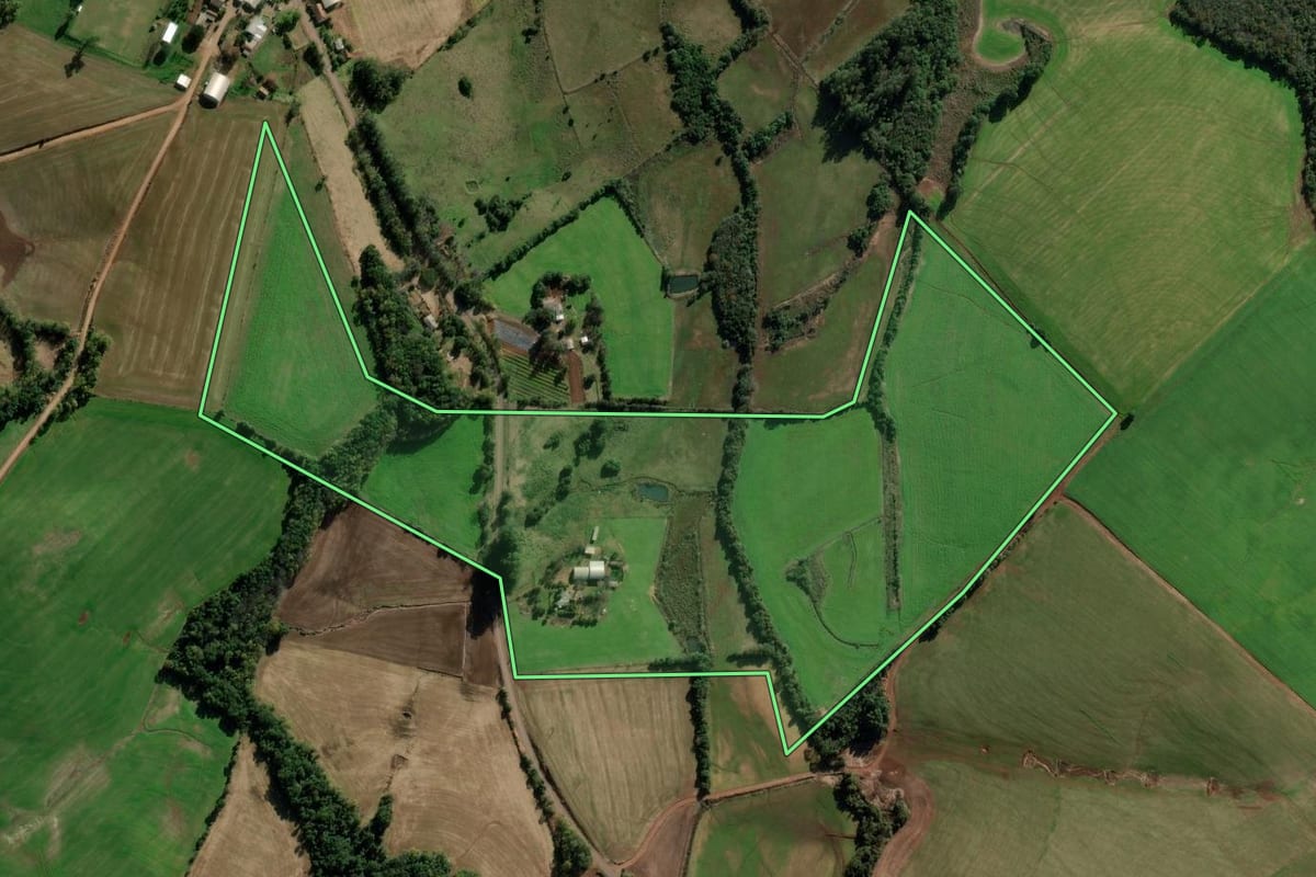 Imagem de satélite do imóvel rural em Pejuçara (RS), com o contorno declarado no CAR desenhado por cima.