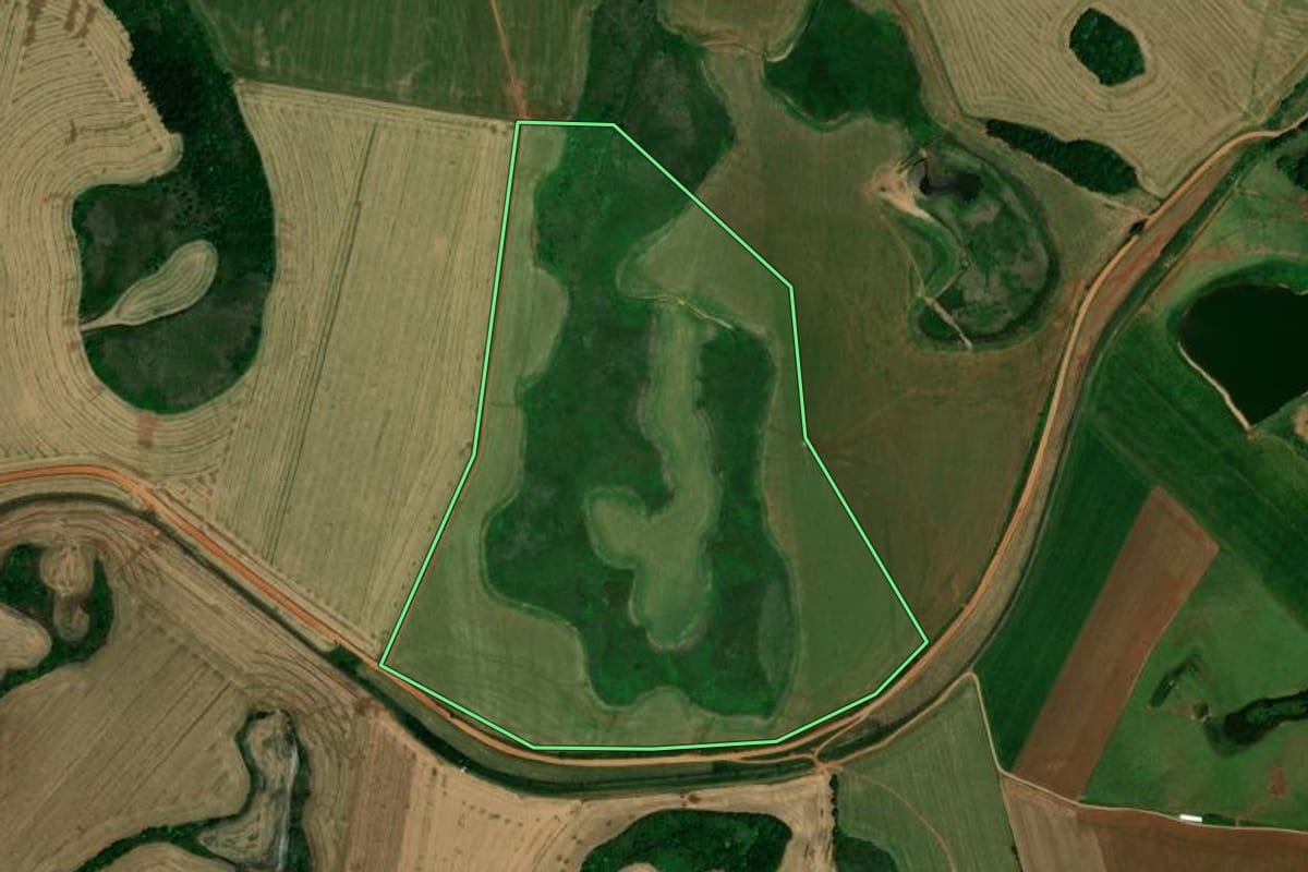Imagem de satélite do imóvel rural em Pejuçara (RS), com o contorno declarado no CAR desenhado por cima.