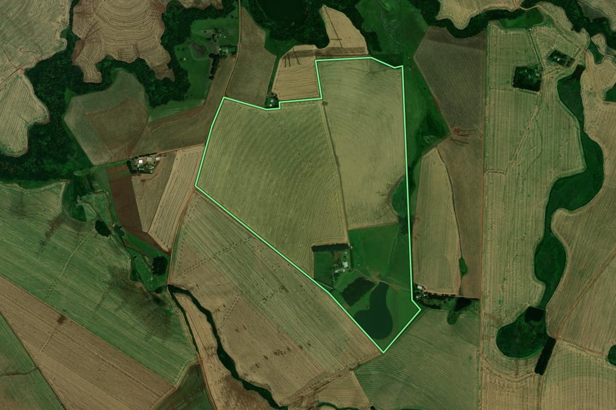 Imagem de satélite do imóvel rural em Pejuçara (RS), com o contorno declarado no CAR desenhado por cima.