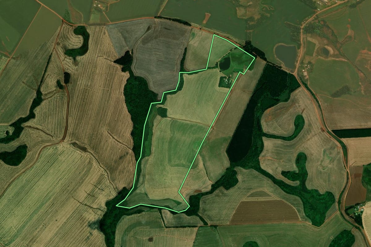 Imagem de satélite do imóvel rural em Pejuçara (RS), com o contorno declarado no CAR desenhado por cima.