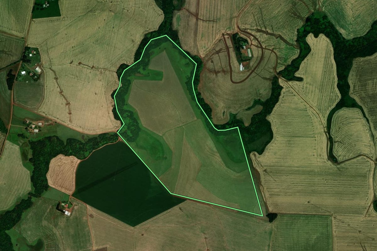 Imagem de satélite do imóvel rural em Pejuçara (RS), com o contorno declarado no CAR desenhado por cima.