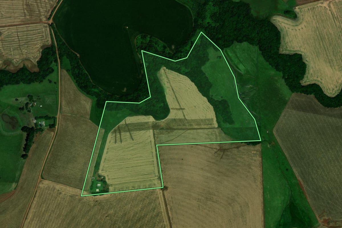 Imagem de satélite do imóvel rural em Pejuçara (RS), com o contorno declarado no CAR desenhado por cima.