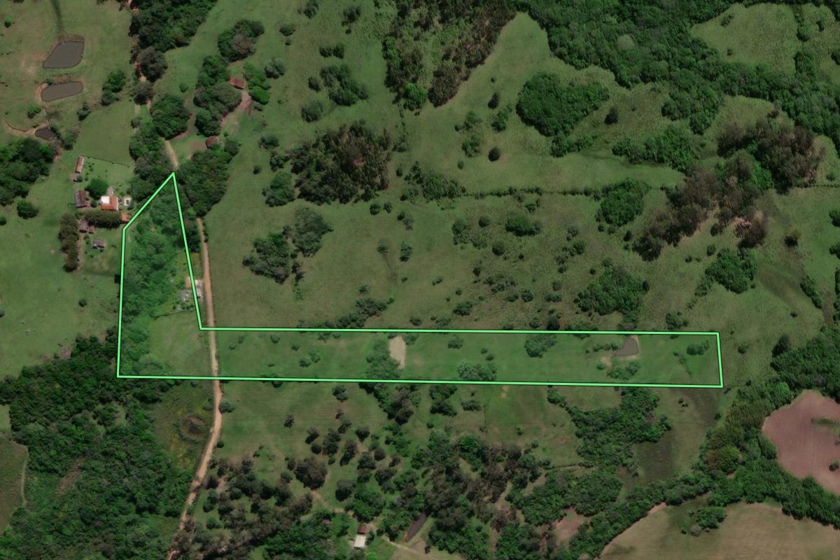 Imagem de satélite do imóvel rural em Pelotas (RS), com o contorno declarado no CAR desenhado por cima.