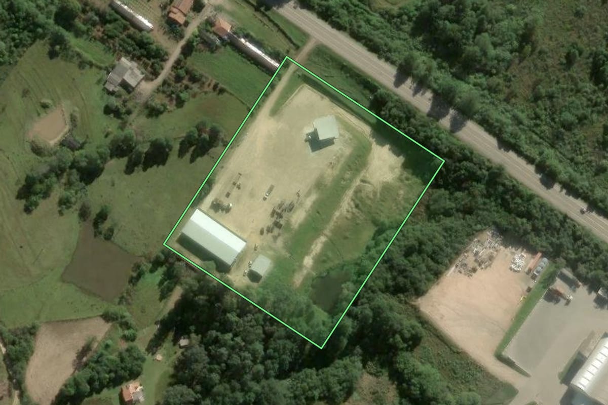 Imagem de satélite do imóvel rural em Pelotas (RS), com o contorno declarado no CAR desenhado por cima.