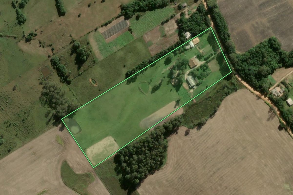 Imagem de satélite do imóvel rural em Pelotas (RS), com o contorno declarado no CAR desenhado por cima.