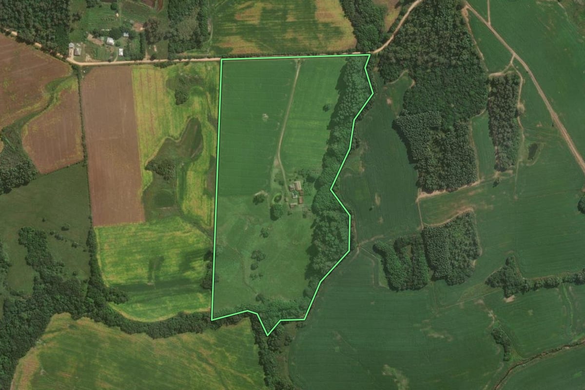 Imagem de satélite do imóvel rural em Pelotas (RS), com o contorno declarado no CAR desenhado por cima.