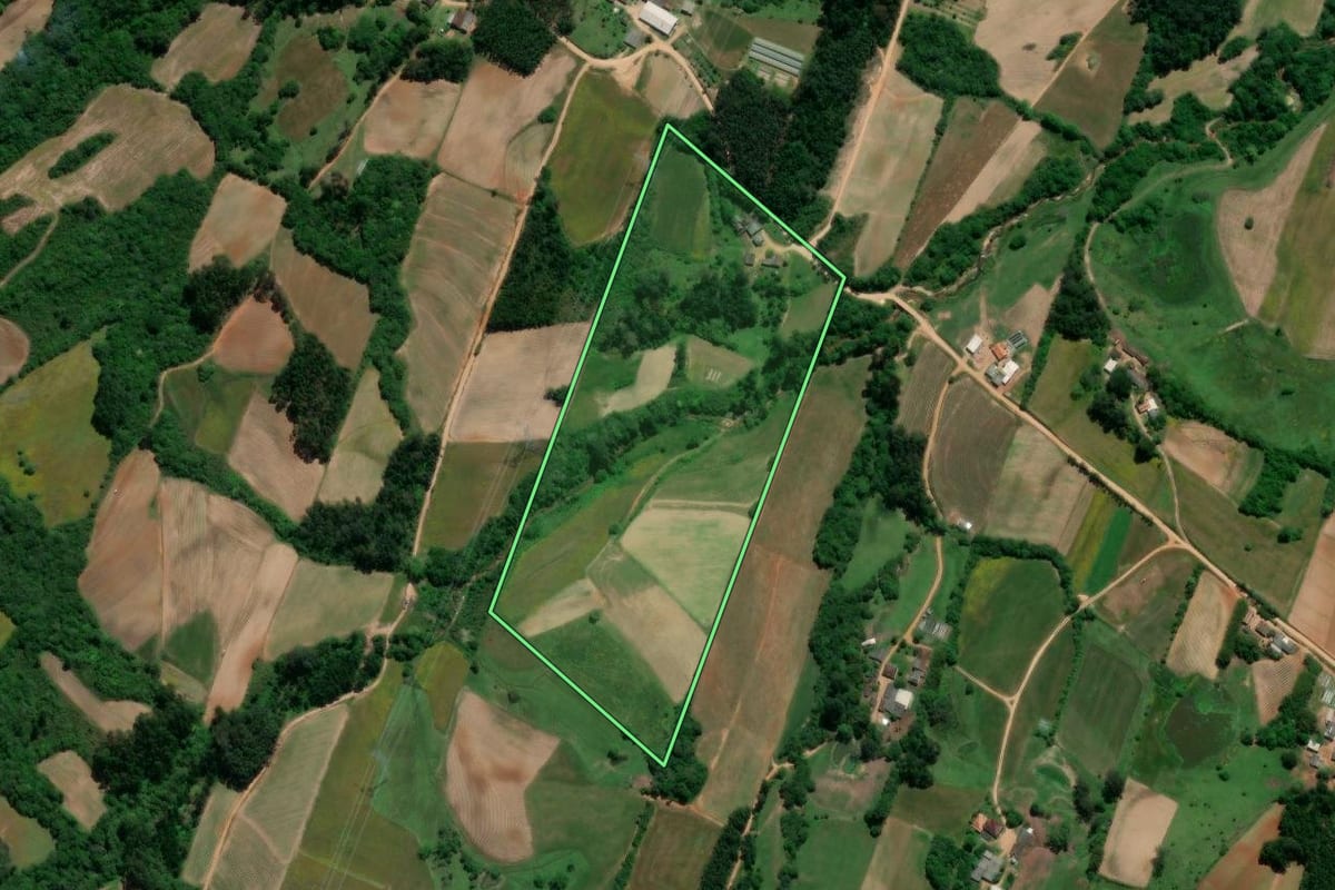 Imagem de satélite do imóvel rural em Pelotas (RS), com o contorno declarado no CAR desenhado por cima.