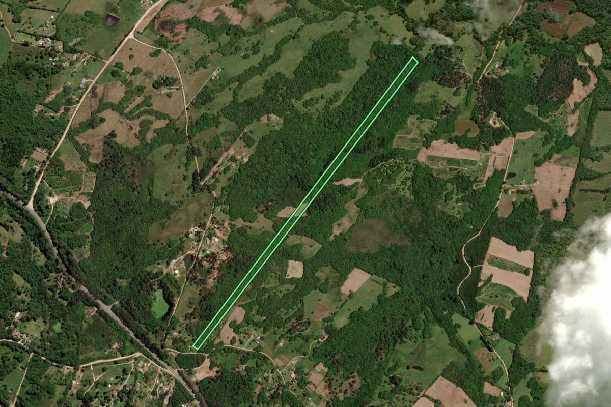 Imagem de satélite do imóvel rural em Pelotas (RS), com o contorno declarado no CAR desenhado por cima.