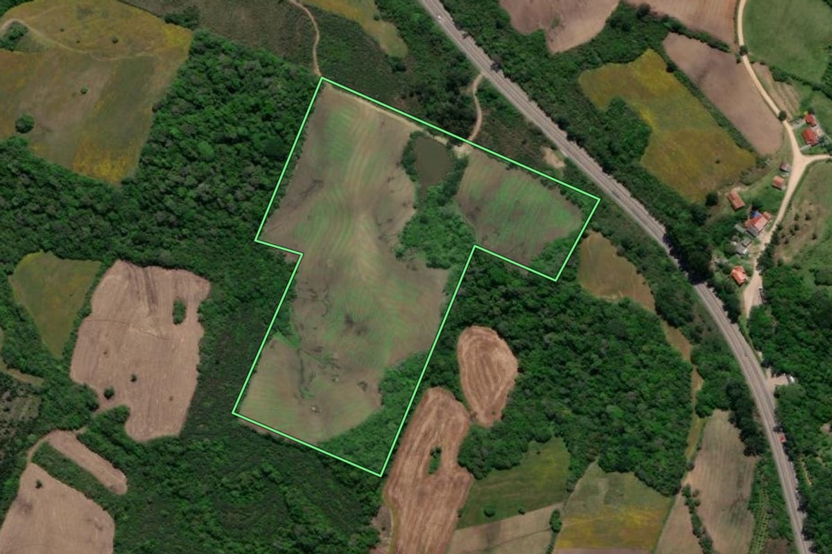 Imagem de satélite do imóvel rural em Pelotas (RS), com o contorno declarado no CAR desenhado por cima.