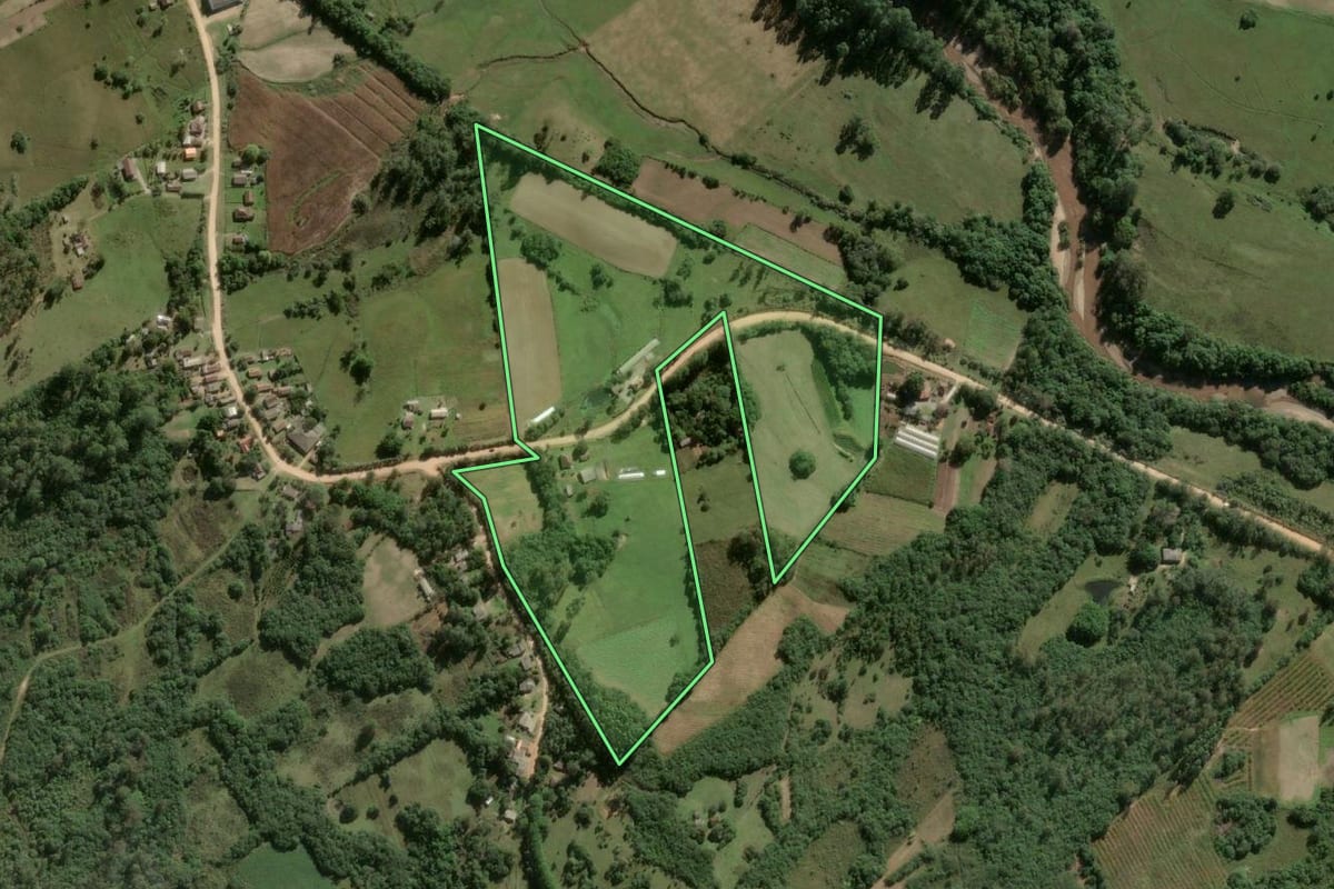 Imagem de satélite do imóvel rural em Pelotas (RS), com o contorno declarado no CAR desenhado por cima.