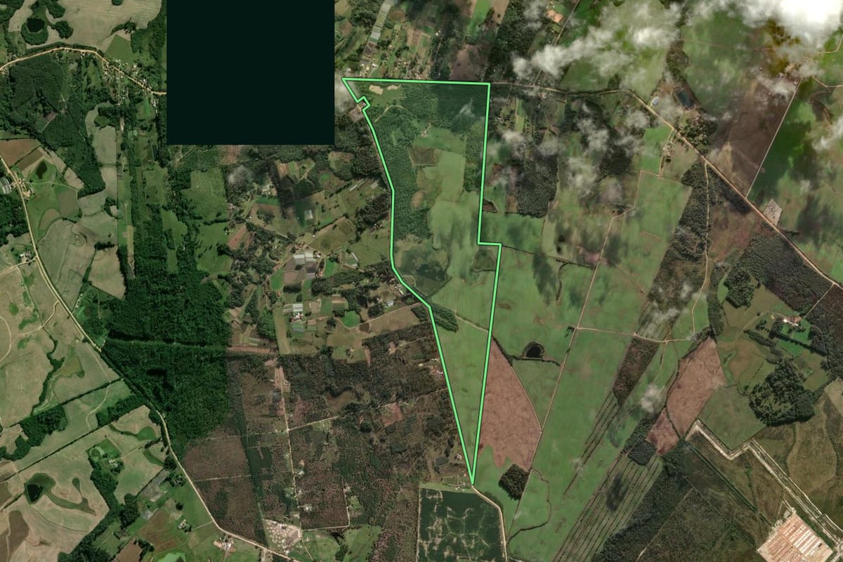 Imagem de satélite do imóvel rural em Pelotas (RS), com o contorno declarado no CAR desenhado por cima.