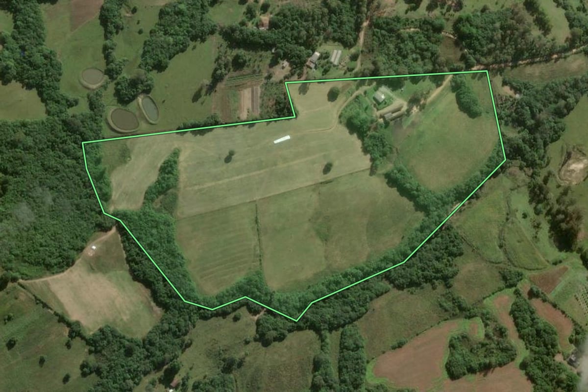 Imagem de satélite do imóvel rural em Pelotas (RS), com o contorno declarado no CAR desenhado por cima.