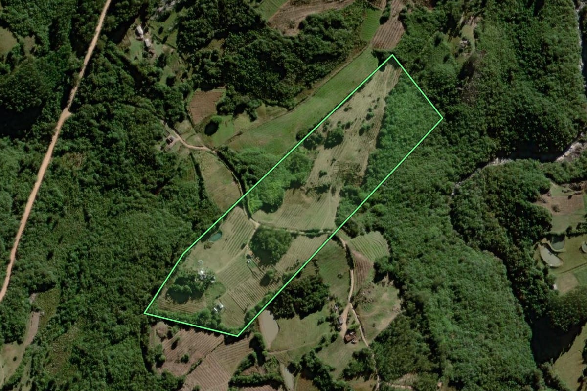 Imagem de satélite do imóvel rural em Pelotas (RS), com o contorno declarado no CAR desenhado por cima.