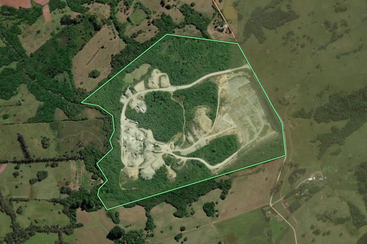 Imagem de satélite do imóvel rural em Pelotas (RS), com o contorno declarado no CAR desenhado por cima.