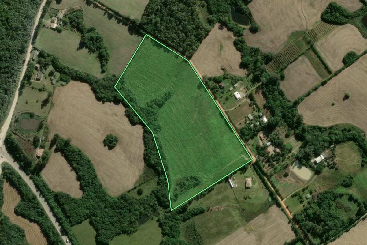 Imagem de satélite do imóvel rural em Pelotas (RS), com o contorno declarado no CAR desenhado por cima.