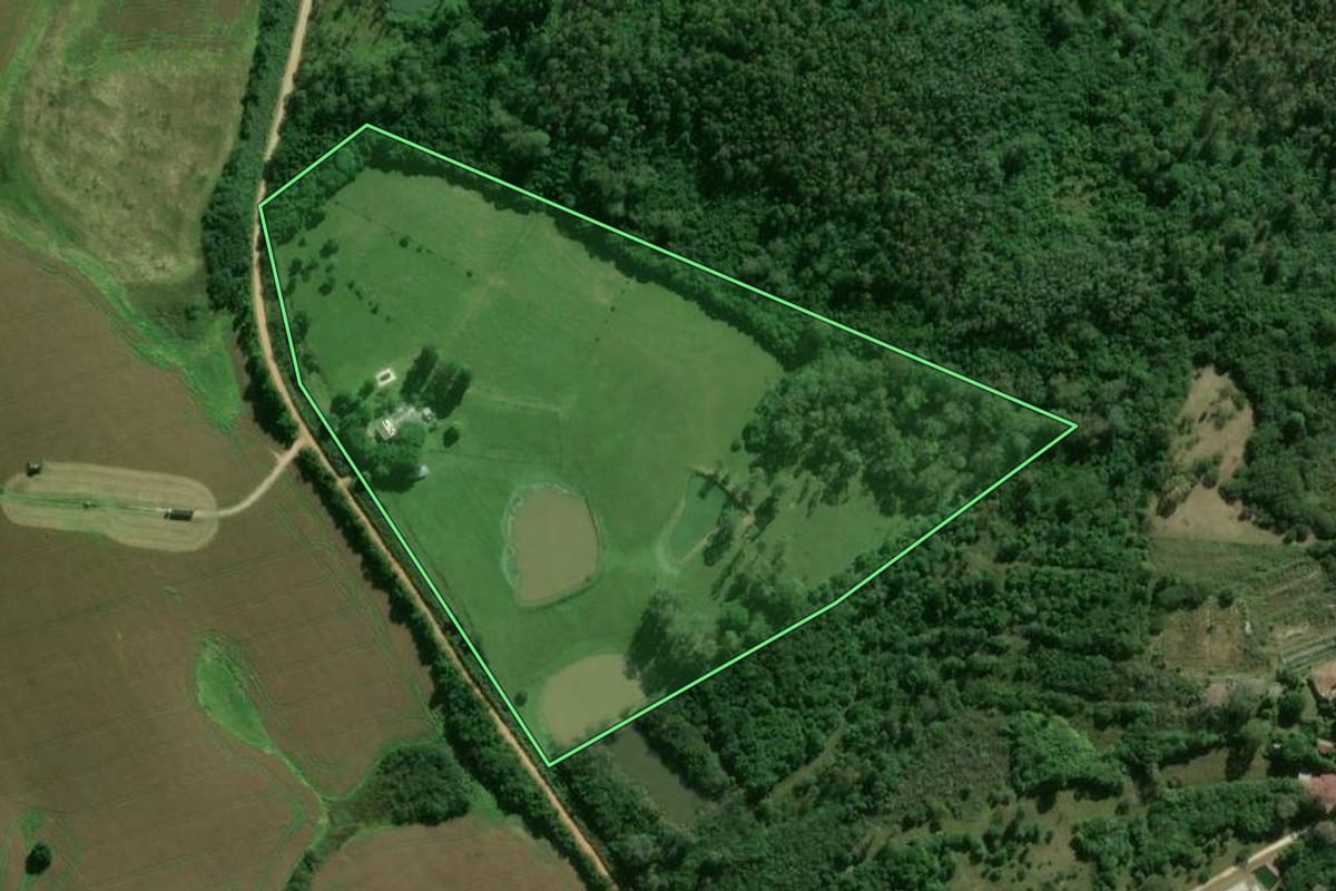 Imagem de satélite do imóvel rural em Pelotas (RS), com o contorno declarado no CAR desenhado por cima.