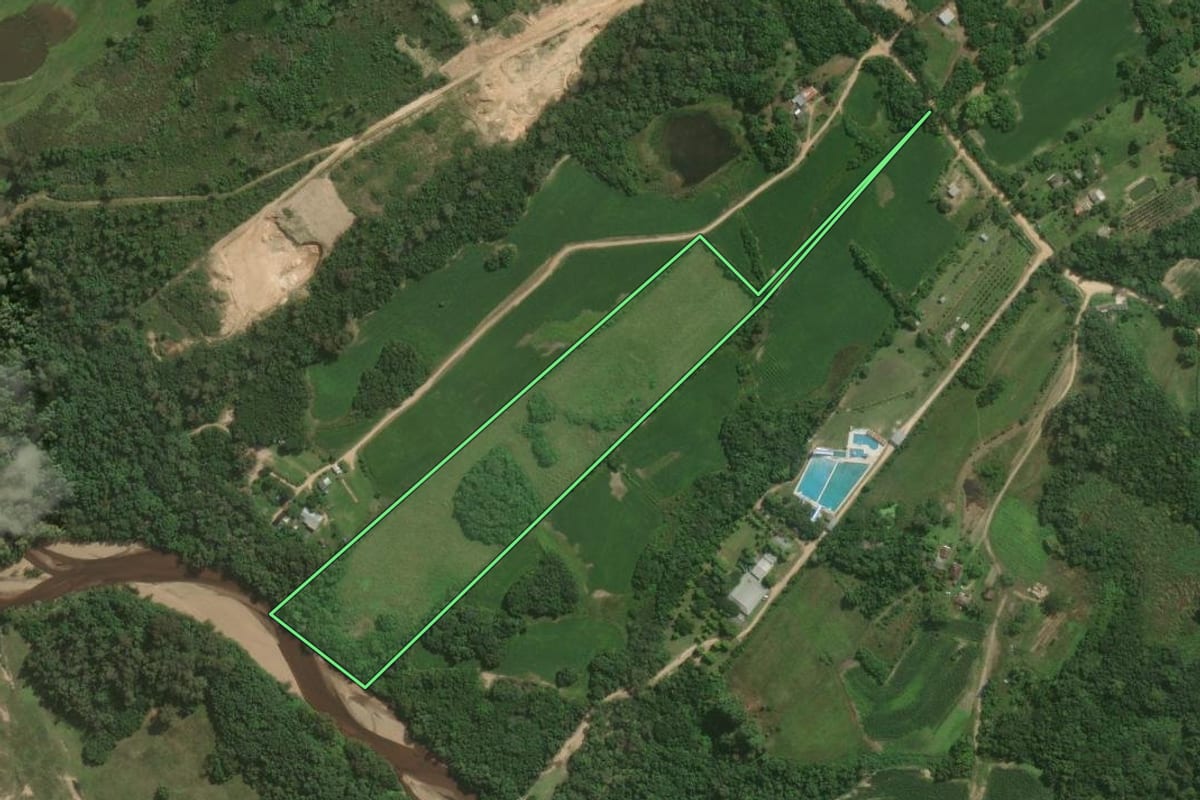 Imagem de satélite do imóvel rural em Pelotas (RS), com o contorno declarado no CAR desenhado por cima.
